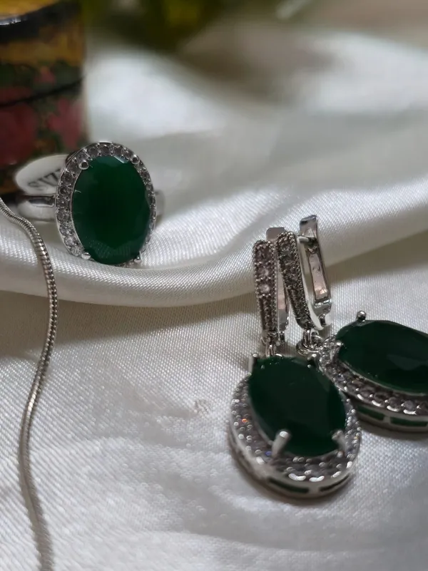Oval_cut_Deep_Green_Gemstone_Jewelry_set