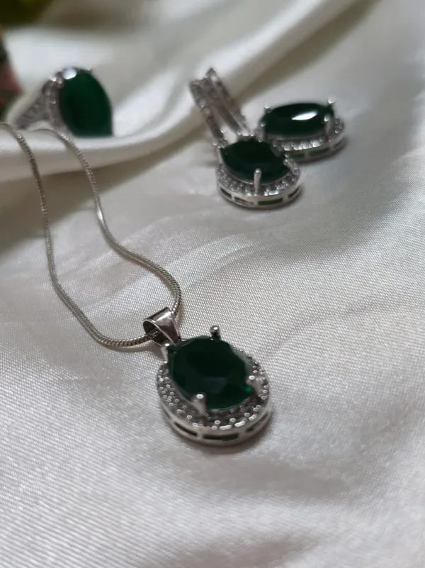 Oval_cut_Deep_Green_Gemstone_Jewelry_set