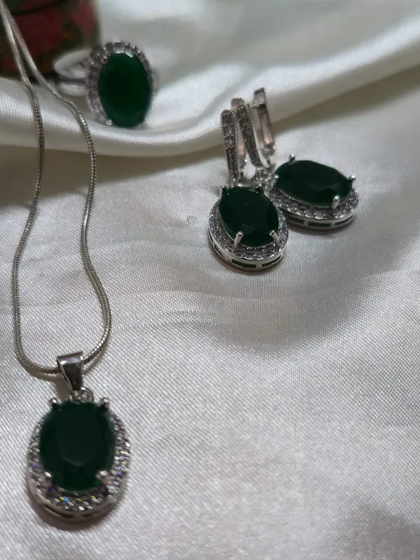 Oval_cut_Deep_Green_Gemstone_Jewelry_set