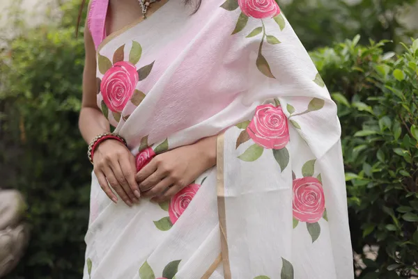 White_And_Pink_Cotton_Crush_Saree