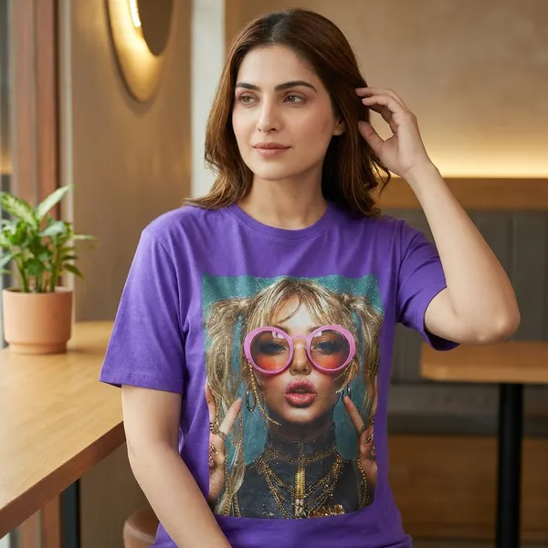 Graphic_Print_T_Shirt_With_Stylish_Girl_Illustration