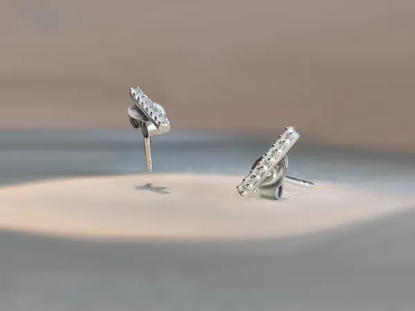 Classic_Diamond_Bar_Stud_Earring