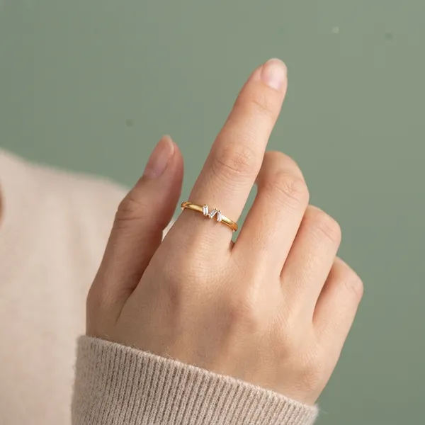 Delicate_Triple_Diamond_Minimalist_Ring