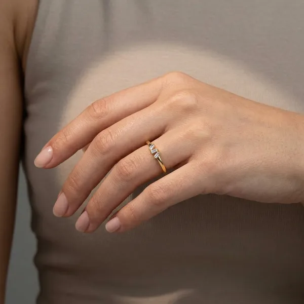 Delicate_Triple_Diamond_Minimalist_Ring