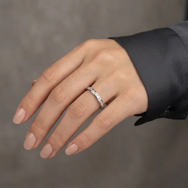 Elegant_Slim_Diamond_Band_Ring
