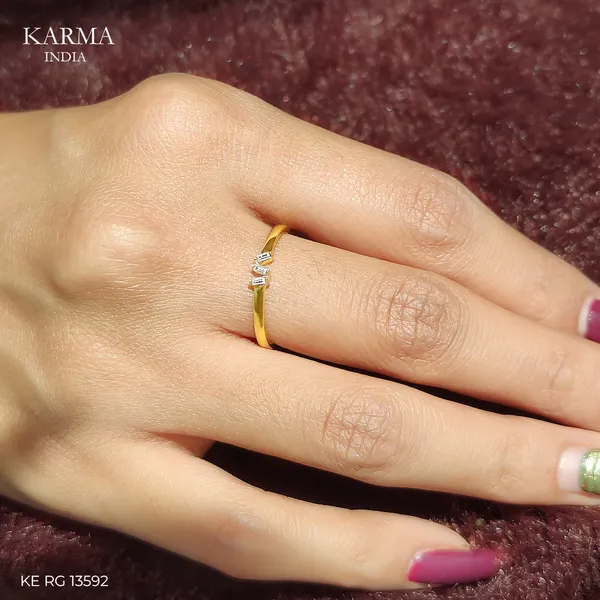 Delicate_Triple_Diamond_Minimalist_Ring