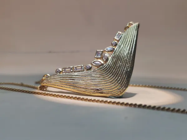 V-Shape_Pendant