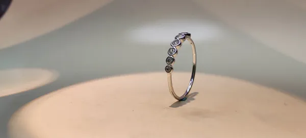Minimal_Bezel-Set_Ring