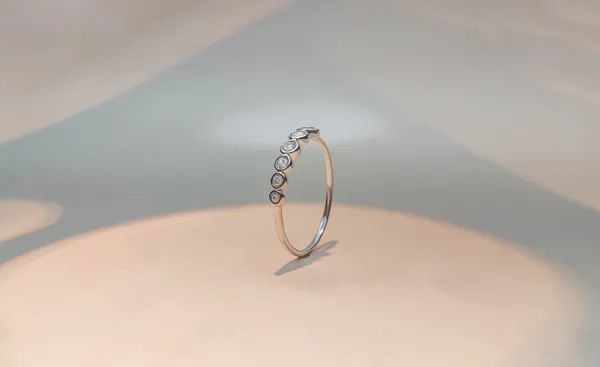 Minimal_Bezel-Set_Ring