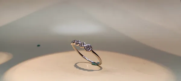 Minimal_Bezel-Set_Ring
