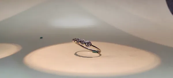 Minimal_Bezel-Set_Ring