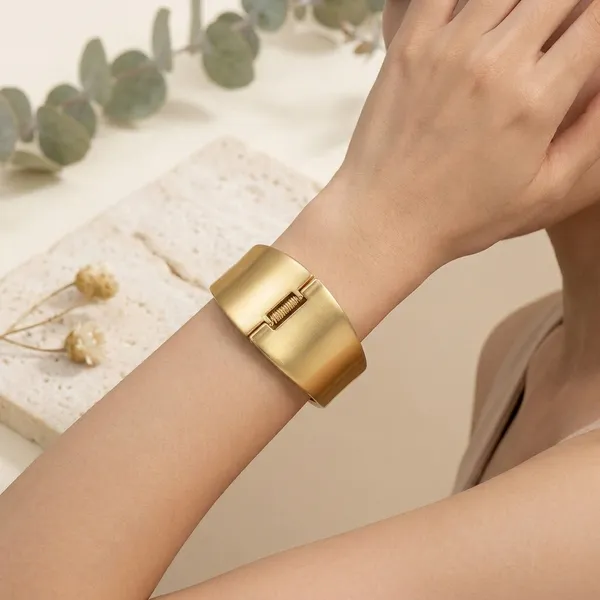 Yellow_Brass_Premium_And_Elegant_Bangle_For_Women