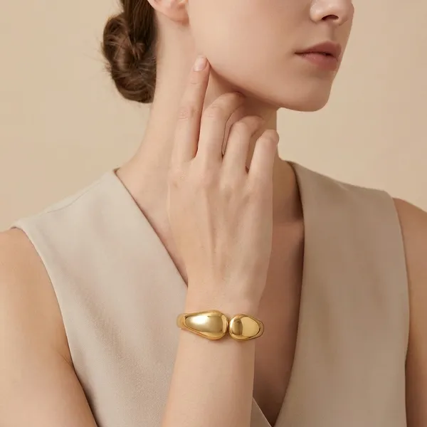 Yellow_Brass_Premium_And_Elegant_Bangle_For_Women