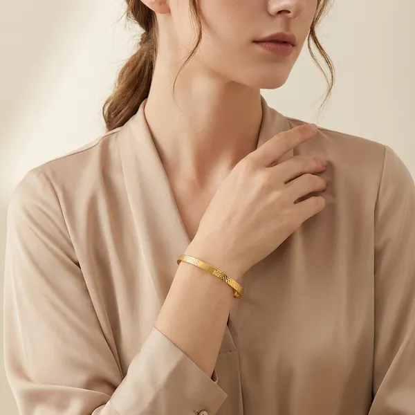 Yellow_Brass_Premium_And_Elegant_Bangle_For_Women