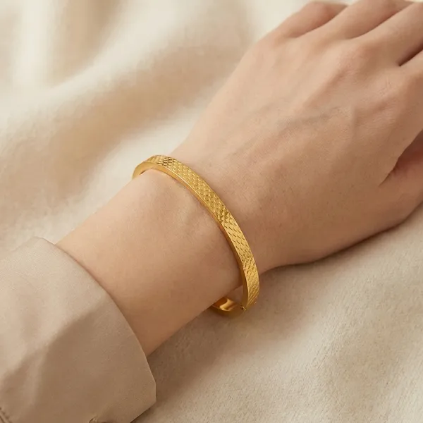 Yellow_Brass_Premium_And_Elegant_Bangle_For_Women