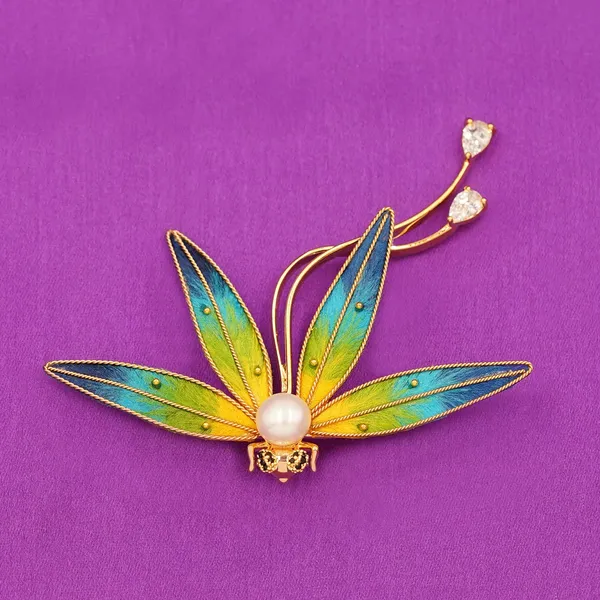 Yellow_Brass_Premium_And_Elegant_Brooch_For_Women