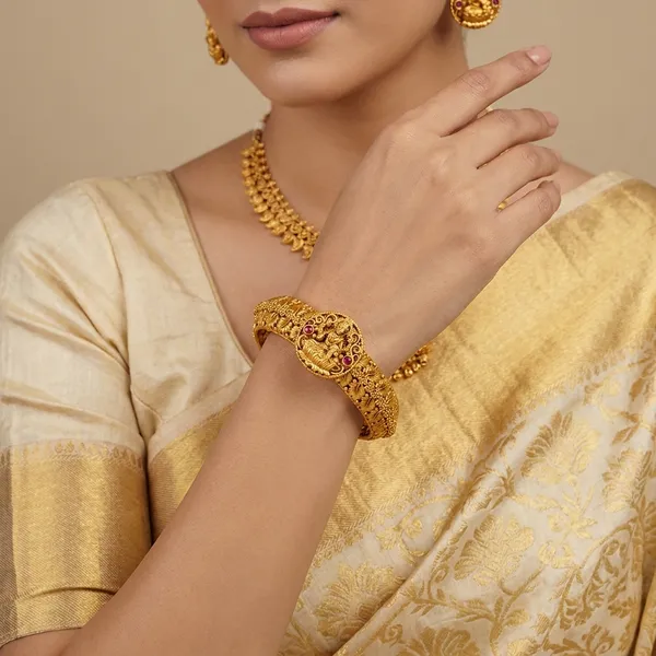Yellow_Brass_Premium_And_Elegant_Bangle_For_Women