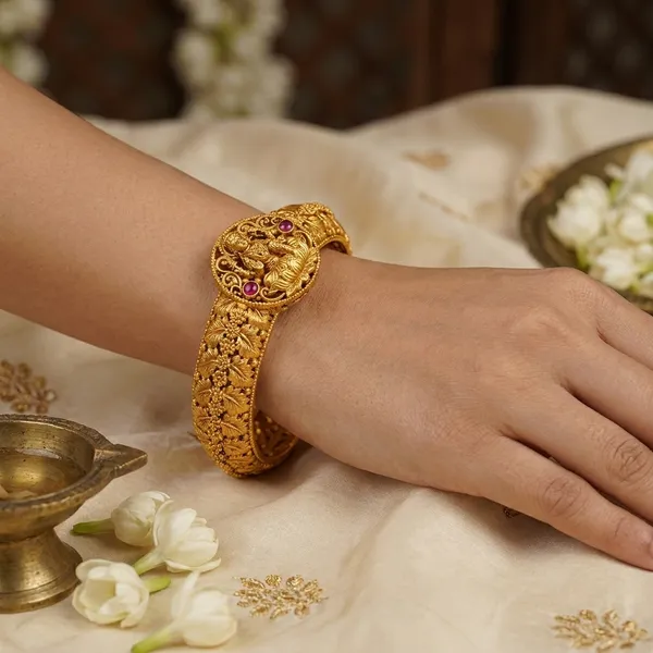 Yellow_Brass_Premium_And_Elegant_Bangle_For_Women