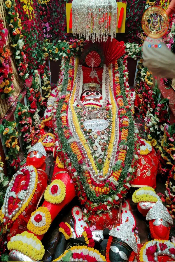 Decorative_Religious_Deity_Idol_With_Traditional_Ornamental_Setup