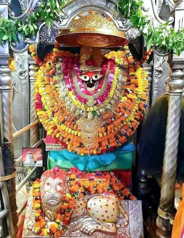Decorative_Golden_Deity_Idol_With_Ornamental_Accessories_And_Garlands