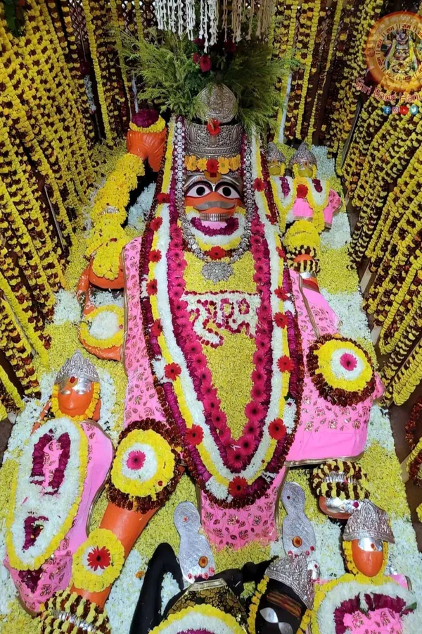 Decorated_Deity_Idol_With_Traditional_Pooja_Setup