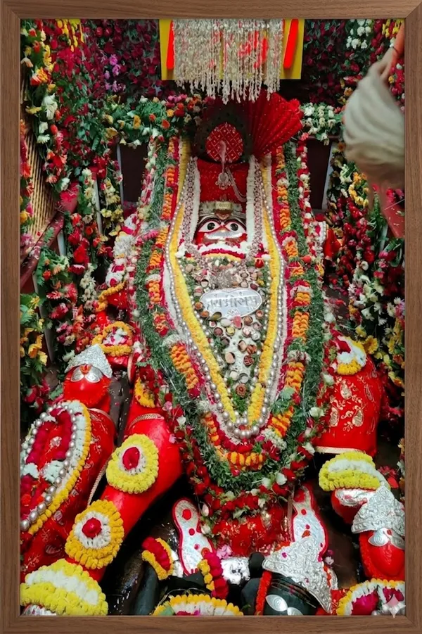 Decorative_Religious_Deity_Idol_With_Traditional_Ornamental_Setup