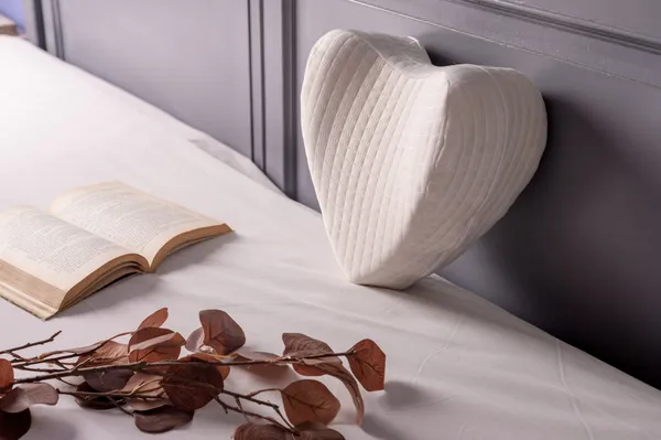 Zudo_Homes_Your_Comfort_PartnerKnee_Pillow,_Knock_Knee_Corrector_for_Sleeping,_Memory_Foam_Leg_Pillow_Wedge_Cushion_for_Side_Sleeper,_Sciatica,_Pregnancy,_Hip_Pain_-_Washable_Cover(10_x_10_x_6)