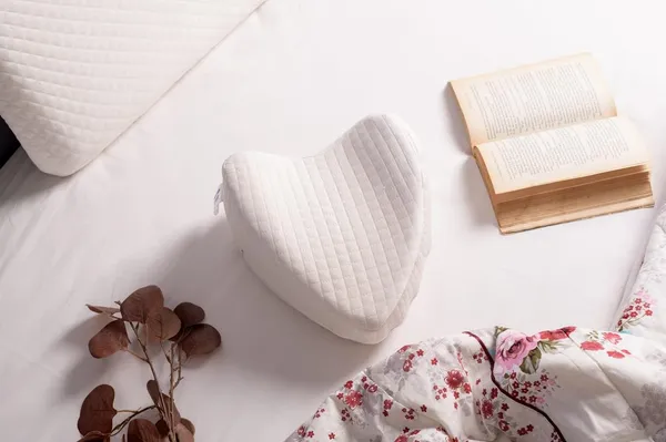 Zudo_Homes_Your_Comfort_PartnerKnee_Pillow,_Knock_Knee_Corrector_for_Sleeping,_Memory_Foam_Leg_Pillow_Wedge_Cushion_for_Side_Sleeper,_Sciatica,_Pregnancy,_Hip_Pain_-_Washable_Cover(10_x_10_x_6)