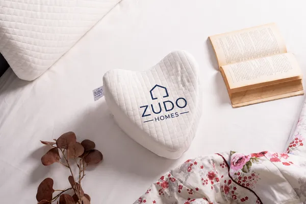 Zudo_Homes_Your_Comfort_PartnerKnee_Pillow,_Knock_Knee_Corrector_for_Sleeping,_Memory_Foam_Leg_Pillow_Wedge_Cushion_for_Side_Sleeper,_Sciatica,_Pregnancy,_Hip_Pain_-_Washable_Cover(10_x_10_x_6)