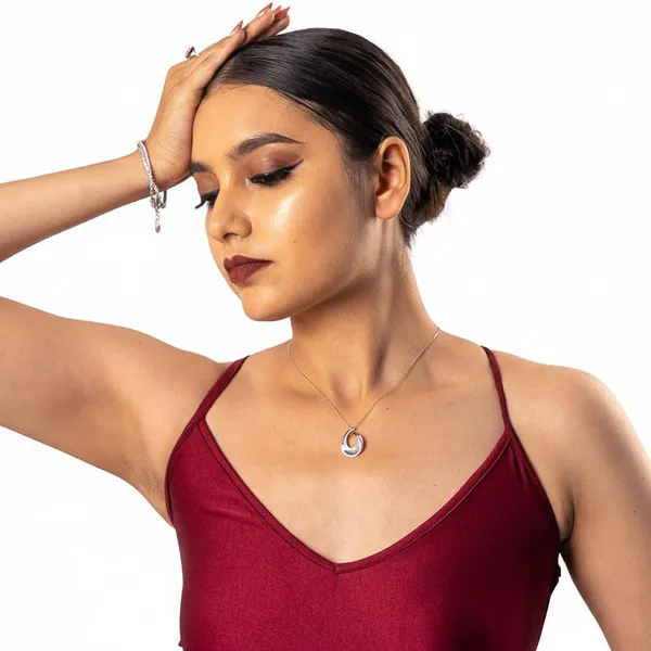 Eterna_Hold_Neck_Chain_|_Sterling_Silver