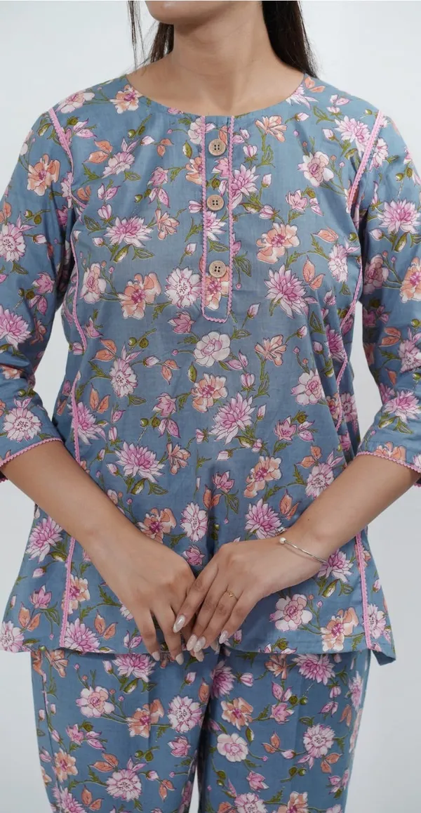 Floral_Print_Co-Ord_Set_In_Grey_And_Pink_Comfortable_Casual_Outfit