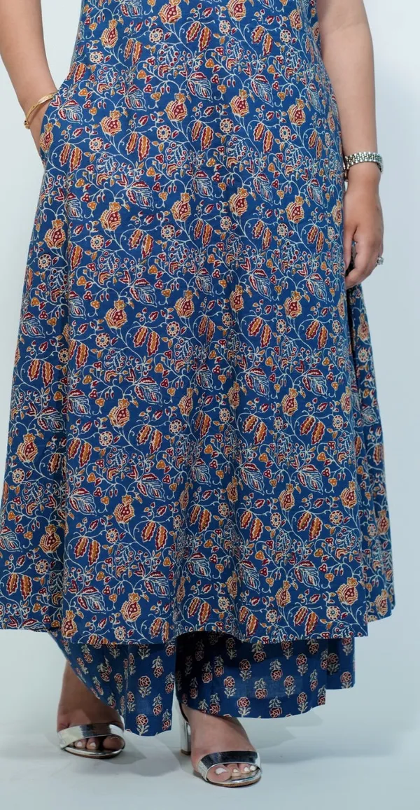 Blue_Colour_Traditional_Print_Sleeveless_Kurti_Set_Top_Bottom