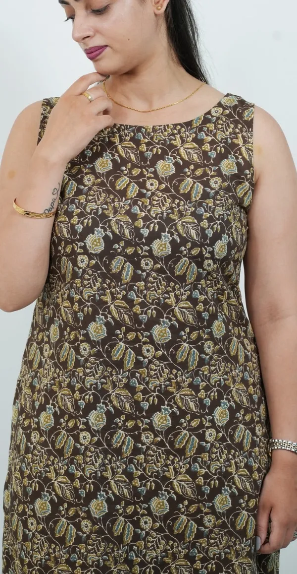Brown_Colour_Traditional_Print_Sleeveless_Kurti_Set_Top_Bottom