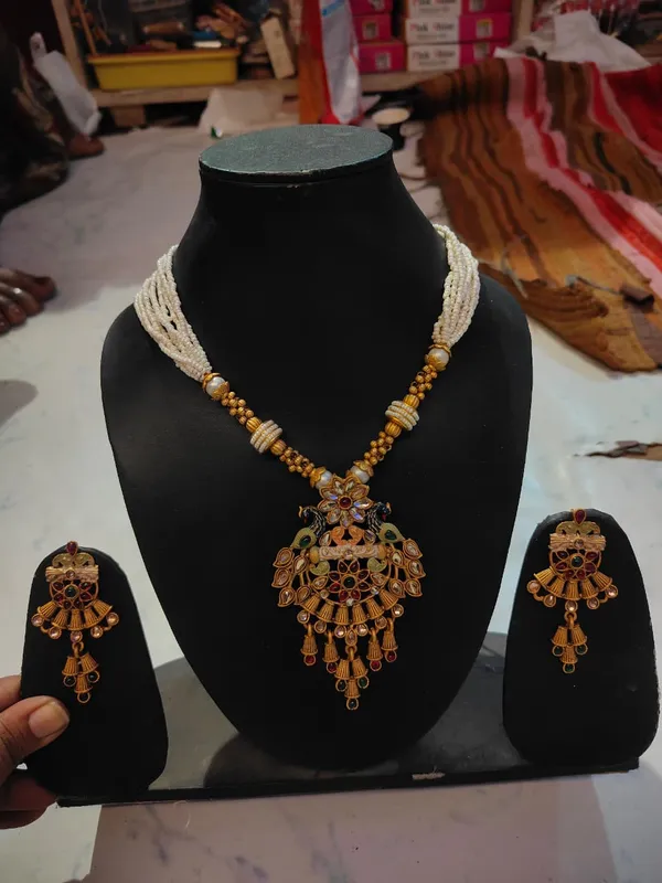 Gold_Temple_Kundan_Pendant_Necklace_Set_With_Earrings_For_Women