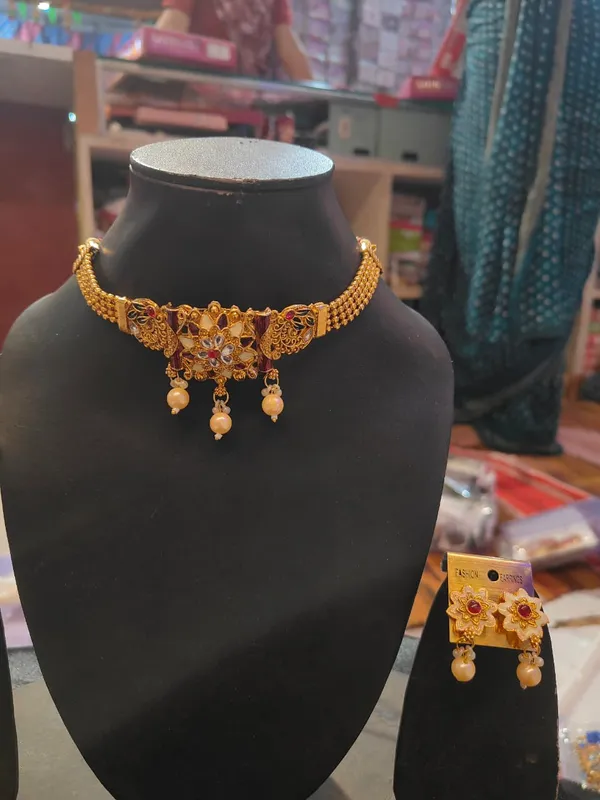 Gold_Alloy_Kundan_Choker_Necklace_Set_With_Earrings_For_Women