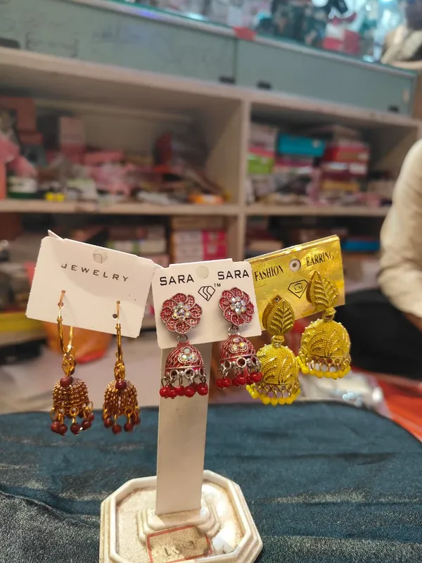Red_&_Gold_Alloy_Ethnic_Jhumka_Earrings_Set_For_Women