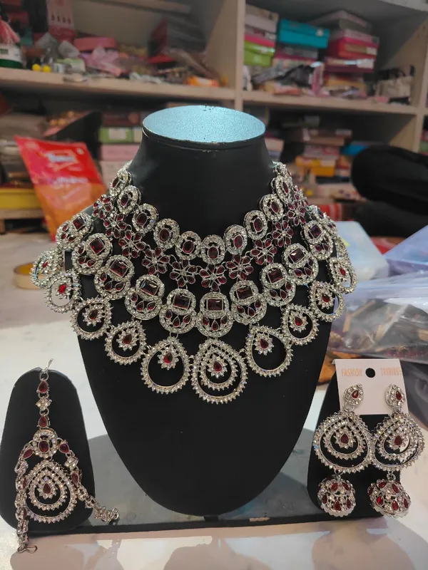 Silver_Plated_Kundan_Choker_Necklace_Set_With_Earrings_For_Women