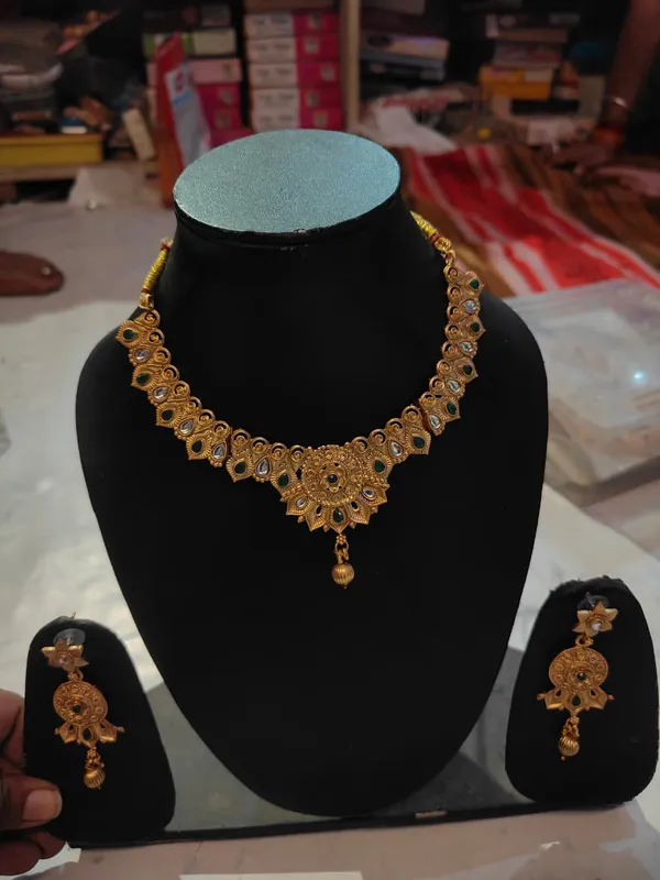 Gold_Antique_Kundan_Choker_Necklace_Set_With_Earrings_For_Women