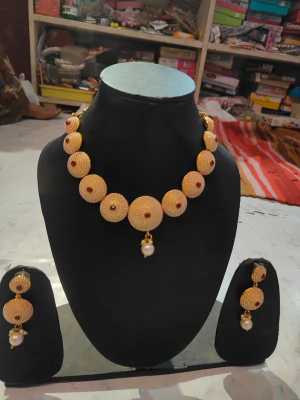 Gold_Textured_Disc_Collar_Necklace_Set_With_Pearl_Drop_Earrings_For_Women