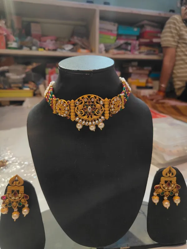 Gold_Antique_Kundan_Choker_Necklace_Set_With_Earrings_For_Women