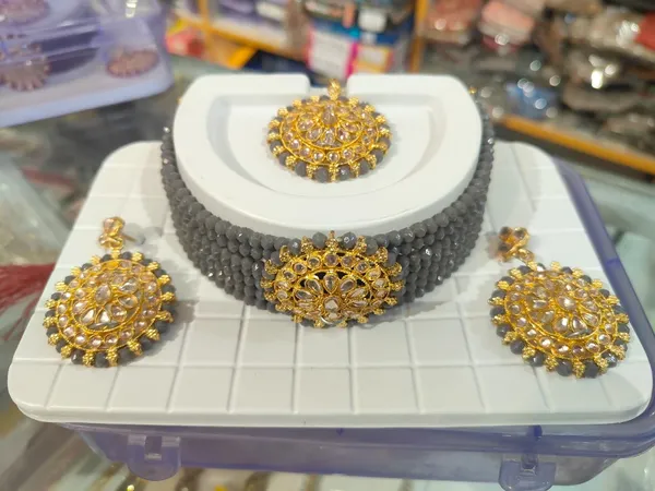 Gold_Kundan_Floral_Pendant_Set_With_Earrings_For_Women