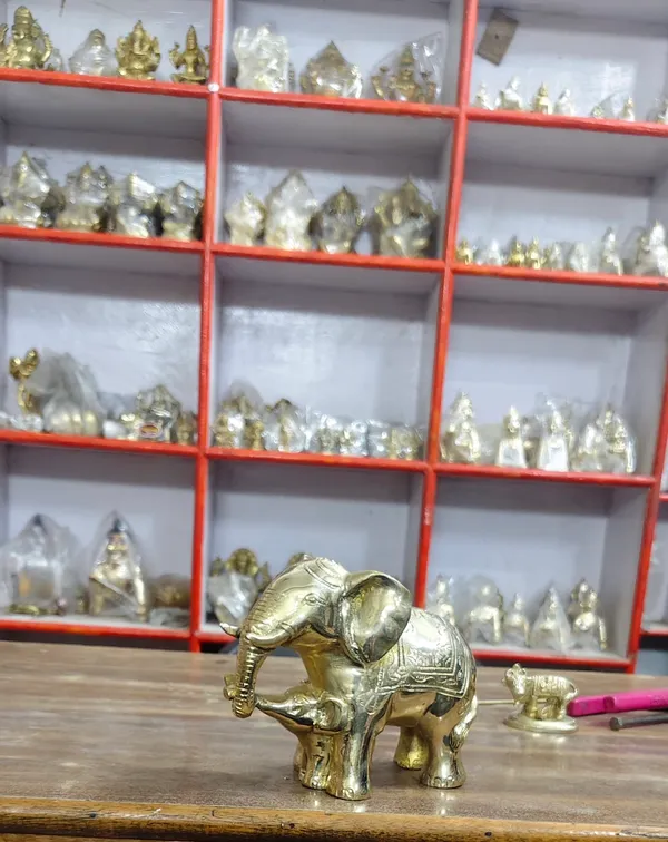 100%_Brass_Golden_Elephant_Statue_|_2.5_kg_Heavy_Brass_Elephant_Figurine_|_Handmade_Decorative_Animal_Showpiece_for_Home_Décor,_Office,_Living_Room,_Vastu,_Tabletop_Display_&_Gift