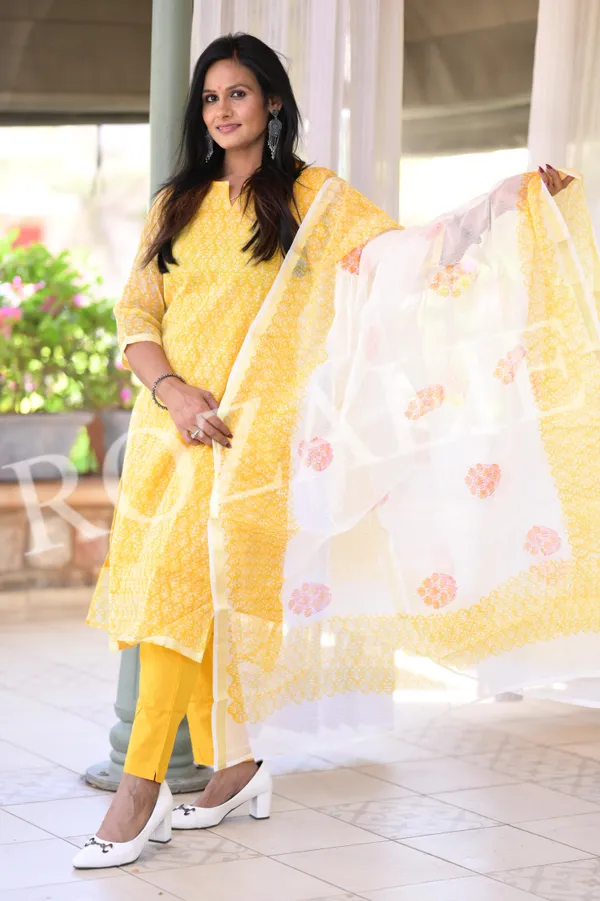 Yellow_Doria_Premium_And_Fancy_Design_Kurta_Set_For_Women