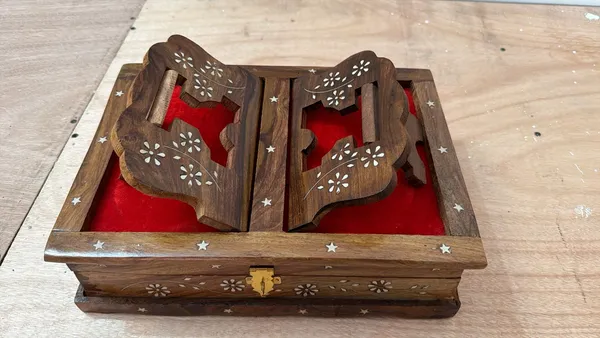 Wooden_Rehal_Box_–_Foldable_Holy_Book_Stand_Storage_Box_for_Quran,_Ramayan,_Bible,_Gita,_Guru_Granth_Sahib_–_Intricately_Carved,_Antique_Finish,_Ideal_Gift_&_Decor_(Brass_Inlay_Design)