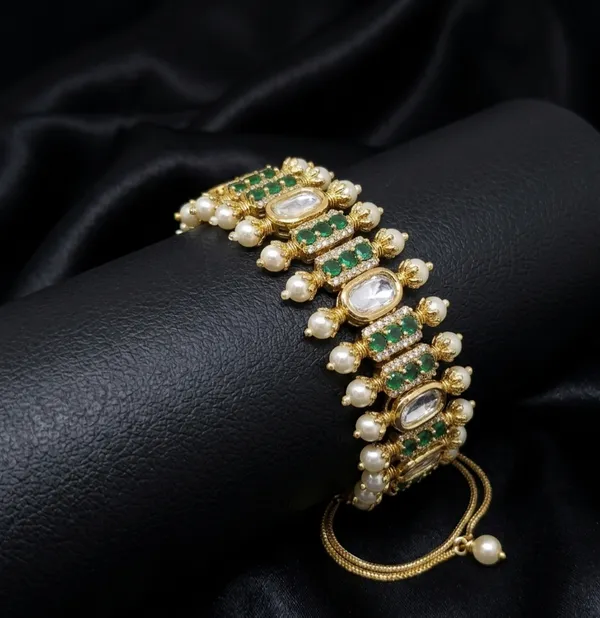 Kundan_Bracelet_in_Gold_Finish_with_Emerald_colour_stone_and_Adjustable_Strap