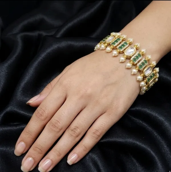 Kundan_Bracelet_in_Gold_Finish_with_Emerald_colour_stone_and_Adjustable_Strap