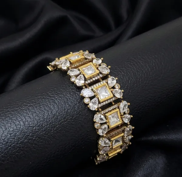 Kundan_Bracelet_in_Victorian_Finish_with_Adjustable_Strap