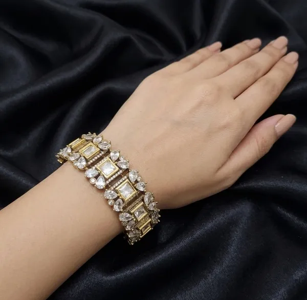 Kundan_Bracelet_in_Victorian_Finish_with_Adjustable_Strap