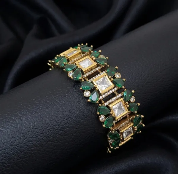 Kundan_Bracelet_in_Victorian_Finish_with_Emerald_colour_stone_and_Adjustable_Strap