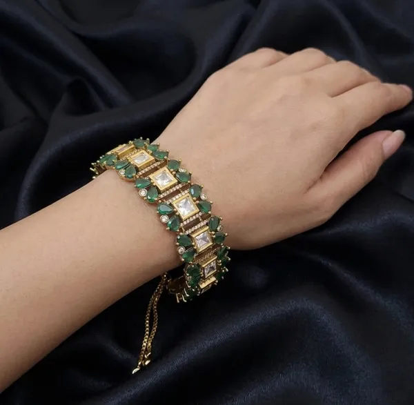 Kundan_Bracelet_in_Victorian_Finish_with_Emerald_colour_stone_and_Adjustable_Strap